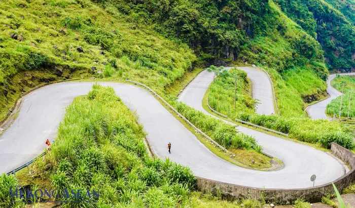 Đây là tuyến đường nhiều cảnh đẹp và các điểm du lịch được nhiều người biết tới - Dốc Thẩm Mã.Nhìn từ trên cao nhìn xuống, con dốc như một dải lụa mềm mại, vắt ngang lưng núi. Từ con dốc này, nhìn sang hai bên là những bức tường đá dựng thẳng đứng, chênh vênh như có thể đổ ụp xuống bất kỳ lúc nào. Những đoạn dốc và con đường hẹp đủ khiến cho những người "ưa mạo hiểm" như chúng tôi choáng ngợp.
