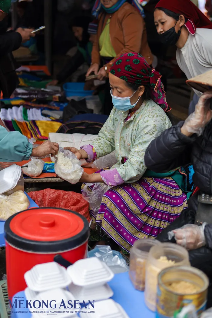 Đây cũng là lúc được hòa mình vào cuộc sống những con người vùng cao giản dị, chân phương mà ân tình, nồng hậu.