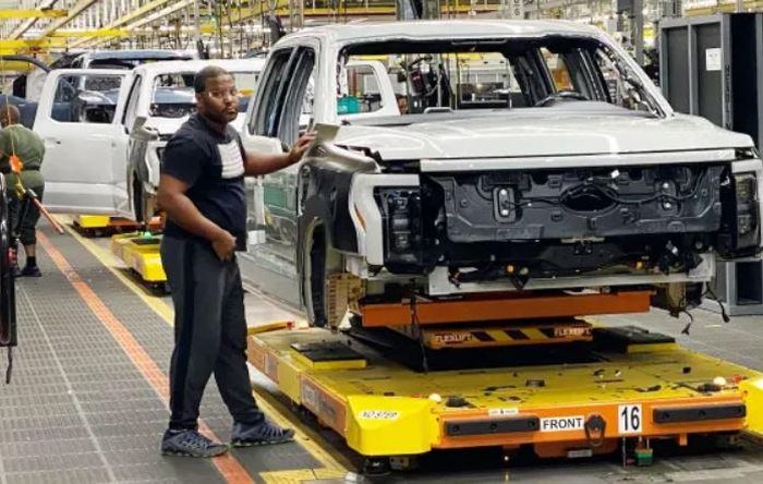 Nhà máy lắp ráp xe bán tải điện F-150 Lightning của hãng Ford ở bang Michigan, Mỹ. Gần đây, Ford giảm công suất của nhà máy này do nhu cầu suy yếu. Ảnh: CNBC