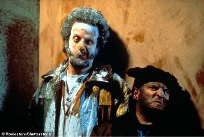 Được biết đến với vai những anh chàng cứng rắn, Daniel Stern (trái) tiếp tục đóng các vai hài trong phim "My Cousin Vinny" và "Lethal Weapon"