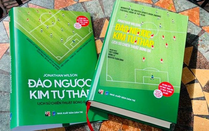'Đảo ngược Kim tự tháp' là cuốn sách khá cơ bản về chiến thuật trong bóng đá