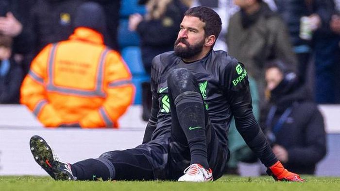 Chấn thương của Alisson khiến Klopp khá đau đầu