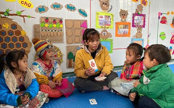 Giáo viên căn cứ vào thực tế số lượng trẻ còn hạn chế tiếng Việt để xem xét thời lượng tăng cường tiếng Việt trong ngày; linh hoạt sử dụng các tình huống dạy trẻ tiếng Việt.