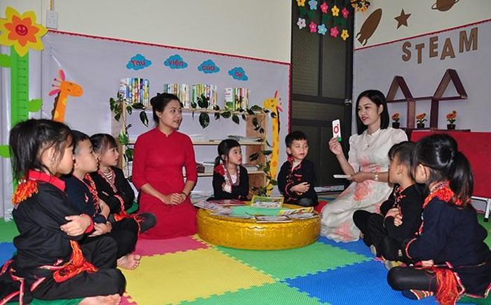Một giờ học chữ lớp 5 tuổi của cô và trò tại điểm trường mầm non ở huyện Văn Chấn.