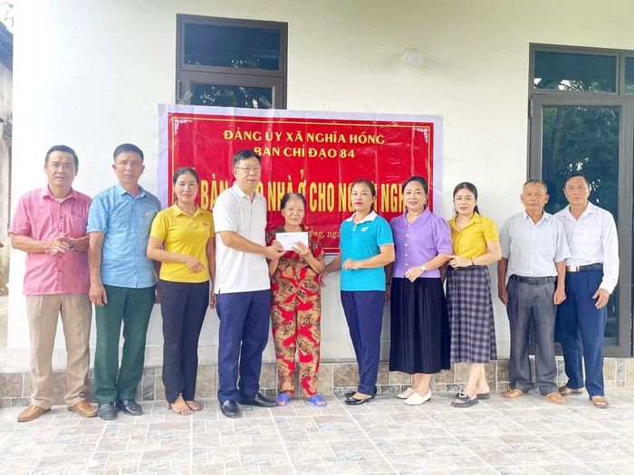  Xã Nghĩa Hồng (Nghĩa Đàn) trao hỗ trợ xây nhà cho hộ nghèo khó khăn về nhà ở. Ảnh: Châu Tuấn 