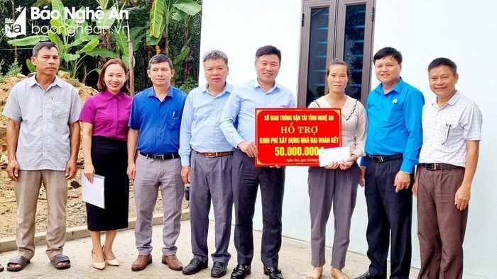  Sở Giao thông Vận tải trao hỗ trợ hộ nghèo tại huyện Nghĩa Đàn xây dựng nhà ở. Ảnh tư liệu Anh Đức 