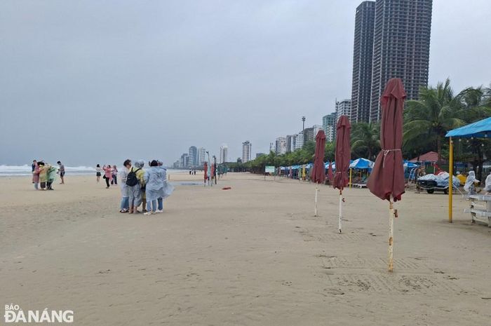 Bãi biển Mỹ Khê được dọn vệ sinh hằng ngày, bảo đảm sạch, đẹp để phục vụ người dân, du khách.