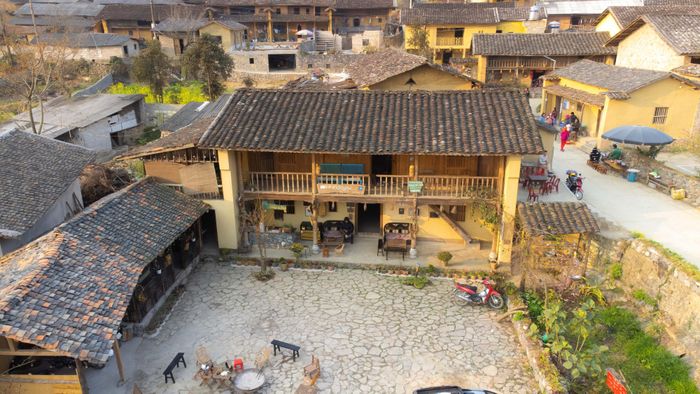 Những năm gần đây, người Lô Lô cùng làm du lịch cộng đồng, trồng trọt và chăn nuôi. Nhờ đó đời sống người dân ngày càng được cải thiện.