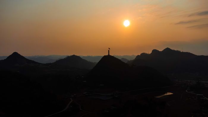 Đến với nơi đây, du khách có cơ hội chiêm ngưỡng hình ảnh cột cờ Lũng Cú nơi cực Bắc của Tổ quốc trong ánh nắng bình minh.