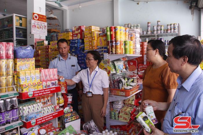 Đoàn kiểm tra liên ngành kiểm tra tại cửa hàng tạp hóa tại thị trấn Ít Ong, huyện Mường La. 