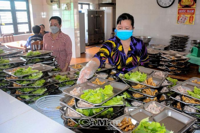 Suất ăn của mỗi em sẽ được nhân viên bếp ăn chuẩn bị sẵn vào khay, vừa công bằng, vừa đảm bảo vệ sinh.
