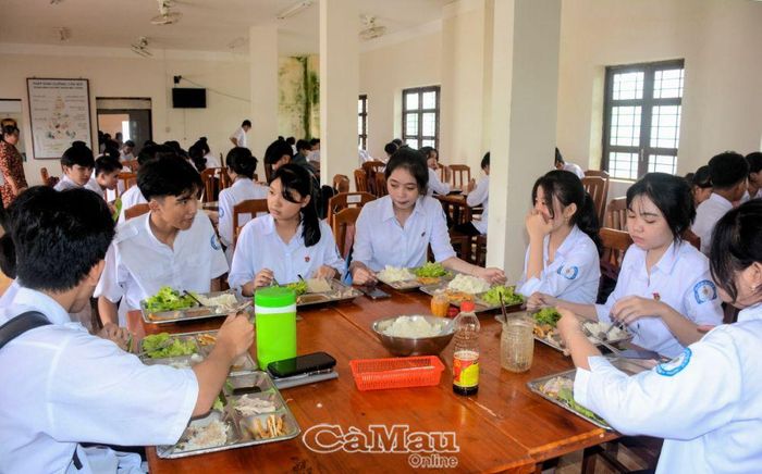 Thực đơn bữa ăn hằng ngày của các em nội trú luôn phong phú và có sự điều chỉnh hợp lý, khoa học.