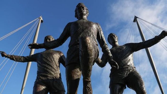 Tượng của các huyền thoại Colin Bell, Francis Lee và Mike Summerbee bên ngoài sân Etihad của Man City