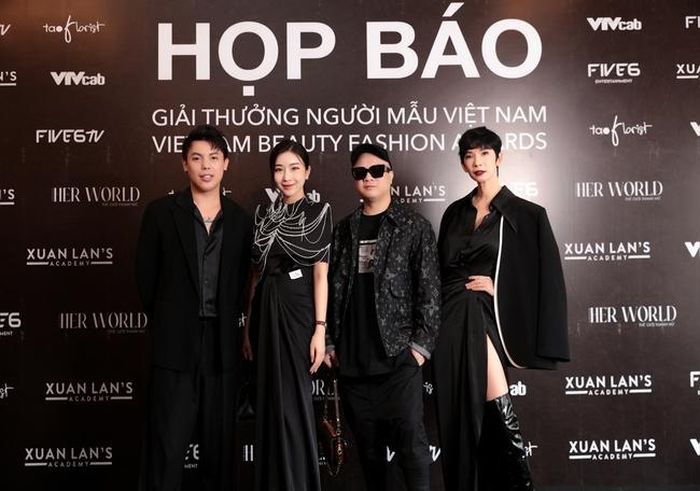 Xuân Lan và NTK Đỗ Mạnh Cường trong Hội đồng thẩm định của giải thưởng