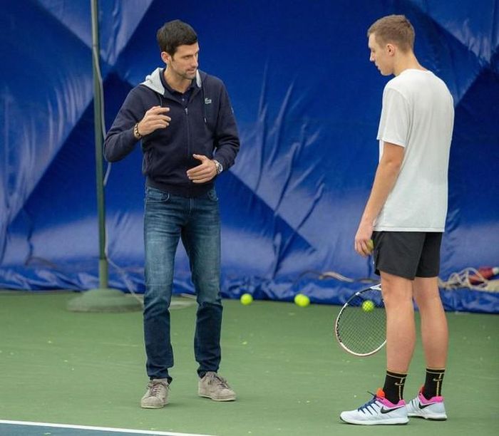 Medjedovic và thần tượng đồng hương Novak Djokovic