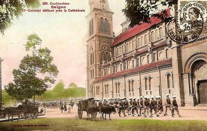 Bưu ảnh chụp binh lính Pháp đang “duyệt binh” bên hông Nhà thờ Sài Gòn