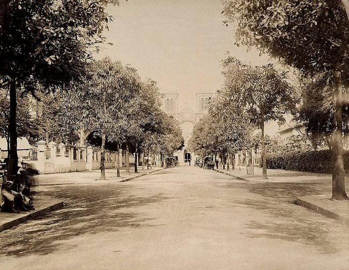 Nhìn từ đường Catinat năm 1885, nay là đường Đồng Khởi