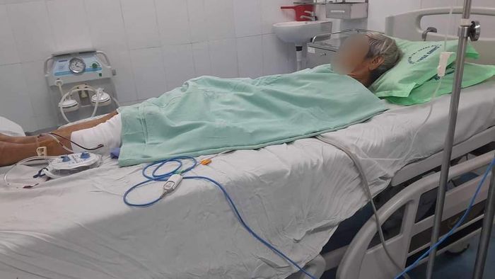Ông Nhí nhập viện điều trị sau khi bị khỉ tấn công.