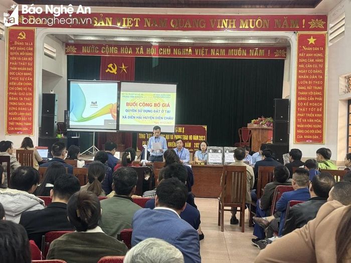 Ông Nguyễn Ngọc Minh - Giám đốc Trung tâm Dịch vụ đấu giá tài sản (Sở Tư pháp) điều hành công bố kết quả phiên đấu giá. Ảnh: Nguyễn Hải