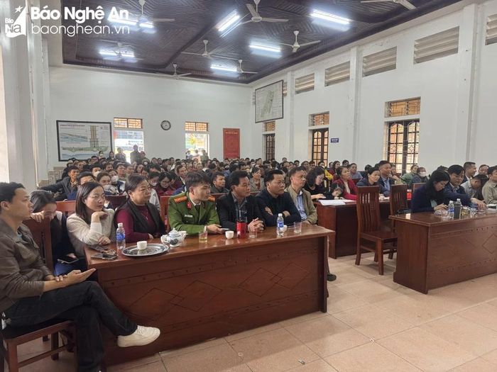 Tổ giám sát và người dân tham gia phiên đấu giá đất ngày 3/12/2023 tại xã Diễn Hải, huyện Diễn Châu. Ảnh: Nguyễn Hải