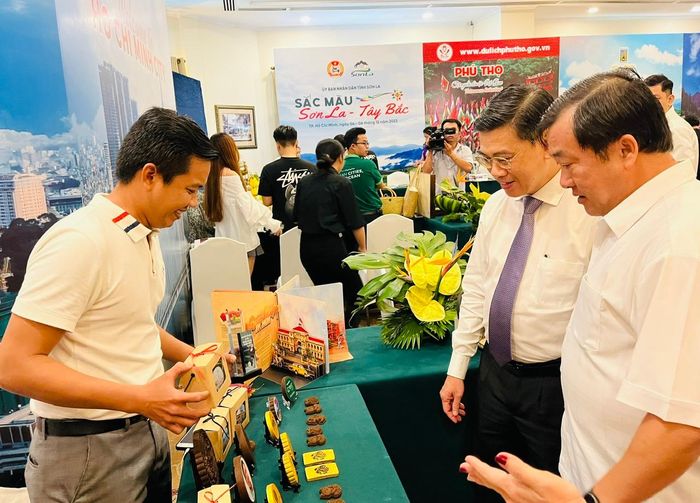 Các sản phẩm du lịch TP Hồ Chí Minh được giới thiệu đến các đại biểu, doanh nghiệp tham gia chương trình chiều 4/12.