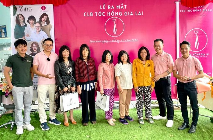 Các nữ bệnh nhân ung thư hạnh phúc với mái tóc vừa được trao tặng. Ảnh: P.D