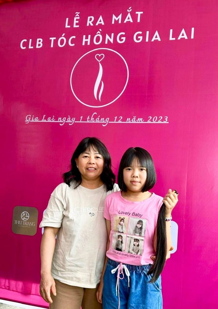 Mẹ con chị Đặng Thị Quyện-Đặng Thị Mỹ Hậu tại lễ ra mắt CLB Tóc Hồng Gia Lai. Ảnh: P.D