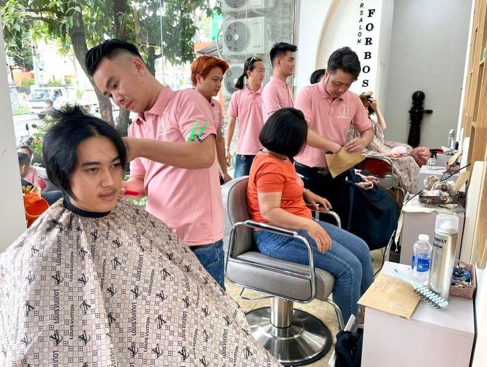 Anh Phạm Văn Lai (thị trấn Chư Sê) cắt mái tóc dài nuôi suốt 3 năm qua để tặng bệnh nhân ung thư. Ảnh: P.D