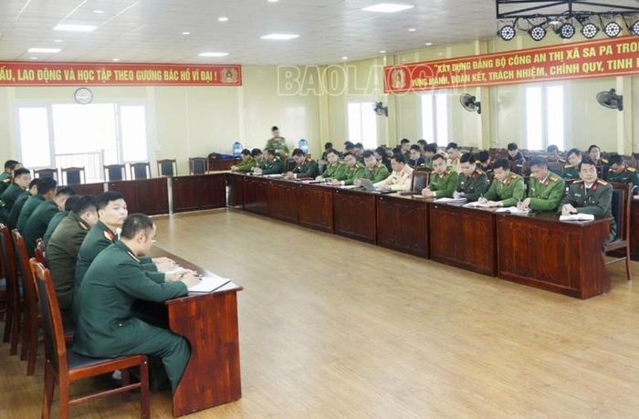 Cán bộ, chiến sĩ lực lượng vũ trang thị xã Sa Pa tham gia học tập nghị quyết.