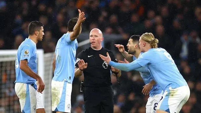 Haaland và các cầu thủ Man City phản đối quyết định khó hiểu của trọng tài Hooper.
