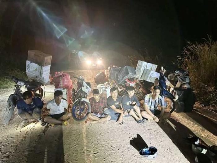 Nhóm đối tượng buôn lậu bị bắt giữ.