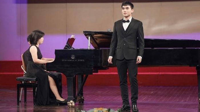 Trần Quốc Đạt trên sân khấu cuộc thi "Hát Thính phòng - Nhạc kịch - Hợp xướng toàn quốc năm 2023"