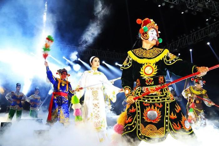 Trích đoạn trong vở “Sơn hậu” được biểu diễn tại Tuần lễ Thiết kế Sáng tạo Hà Nội 2023