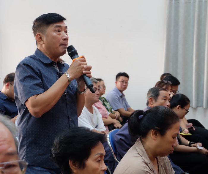  Cử tri Lê Văn Út nêu ý kiến tại buổi tiếp xúc 