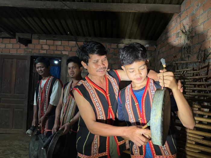 Đến nay, anh A Thu đã tham gia trên 30 lớp truyền dạy cồng chiêng cho hơn 500 học viên. Ảnh: Tùng Lâm