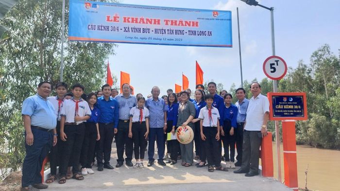  Người dân phấn khởi chụp ảnh cùng lãnh đạo bên cây cầu mới. Ảnh: Duy Phước 