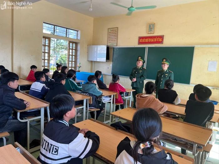 Cán bộ Đồn Biên phòng Tri Lễ tuyên truyền, phổ biến pháp luật cho học sinh THCS trên địa bàn. Ảnh: Gia Huy