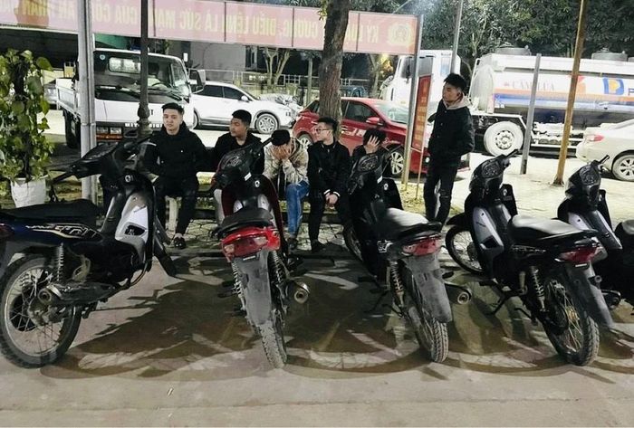Nhóm thanh, thiếu niên bị Tổ công tác Đội CSGT-TT Công an TP. Vinh bắt giữ tối 25/2. Ảnh tư liệu: Công an thành phố Vinh