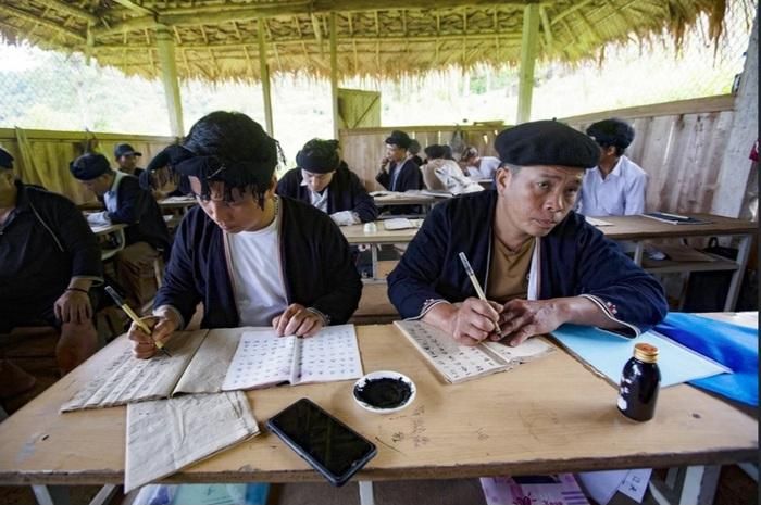 Người Dao rất coi trọng việc học chữ Nôm Dao để duy trì và gìn giữ kho tàng sách cổ