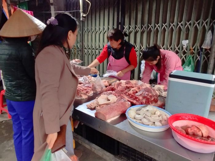 Dù giá lợn hơi giảm khá sâu xong giá thịt lợn tại các chợ vẫn giữ nguyên so với cùng kỳ năm trước