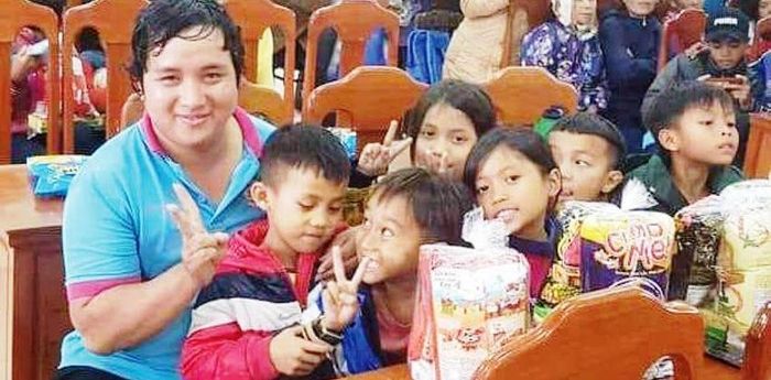 Lê Văn Khoa trong một lần hoạt động thiện nguyện