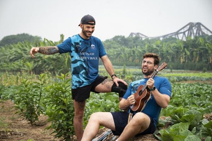 Khi bạn đồng hành ban đầu của Jake rút khỏi kế hoạch, Sean đã đồng ý tham gia để hồi sinh chuyến đi bộ từ thiện Việt Nam.