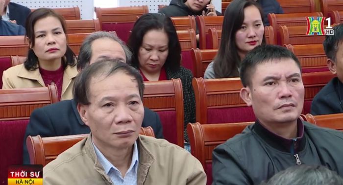 Các cử tri quận Hoàng Mai và Gia Lâm tại buổi tiếp xúc cử tri
