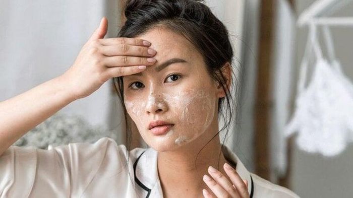 Thực hiện quy trình chăm sóc da phù hợp giúp trẻ hóa da.
