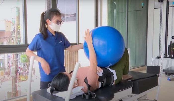 Tri liệu DTS kéo giãn giảm áp cột sống cho bệnh nhân thoát vị đĩa đệm tại ACC (Ảnh: Ngọc Đoàn)
