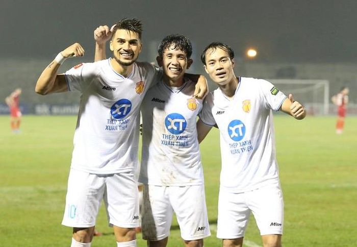 Hendrio (trái) và Văn Toàn (phải) đang góp công lớn cho vị trí đầu bảng của Nam Định. Ảnh: Song Ngọc