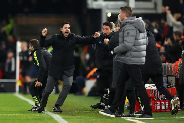 Arteta ăn mừng cuồng nhiệt cùng các trợ lý.