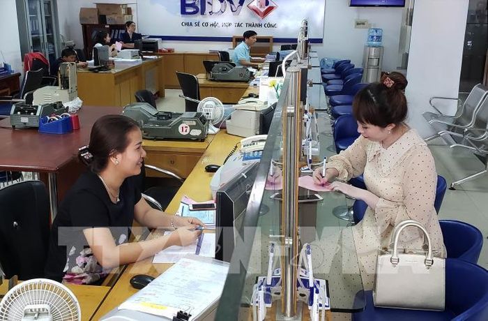 KBNN áp dụng đa dạng các hình thức thu nộp NSNN qua ngân hàng, qua thiết bị chấp nhận thẻ POS, quầy rút tiền tự động ATM, Internet, thu phạt vi phạm hành chính qua bưu điện. Ảnh: Hoàng Hùng - TTXVN