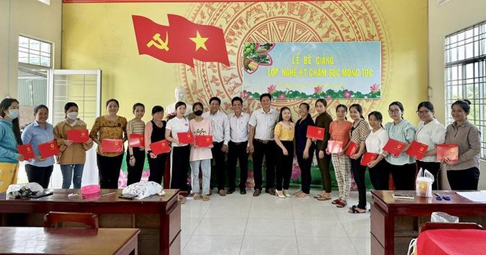 Ban Tổ chức lớp đào tạo nghề trao Chứng chỉ cho các học viên