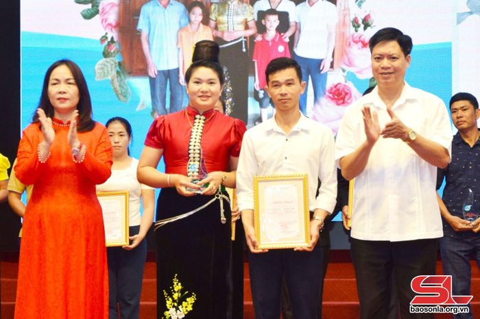 Gia đình chị Cà Thị Hoa, bản Ngà Phát, xã Chiềng Pha, được biểu dương gia đình hạnh phúc huyện Thuận Châu năm 2023.